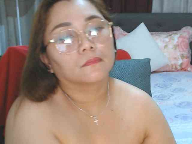 AsianHotMama143 webcam