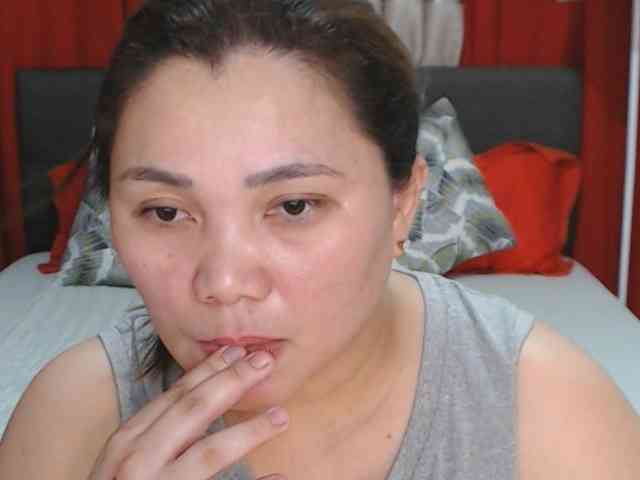 AsianHotMama143 webcam