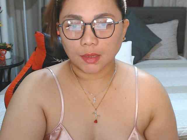AsianHotMama143 webcam