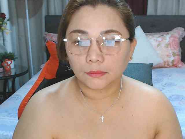 AsianHotMama143 webcam