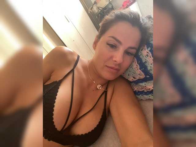 Lovelygirls1 live cam on BongaCams