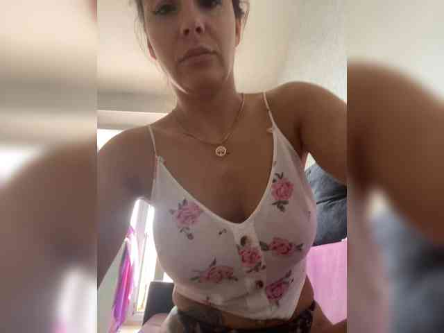 Lovelygirls1 webcam