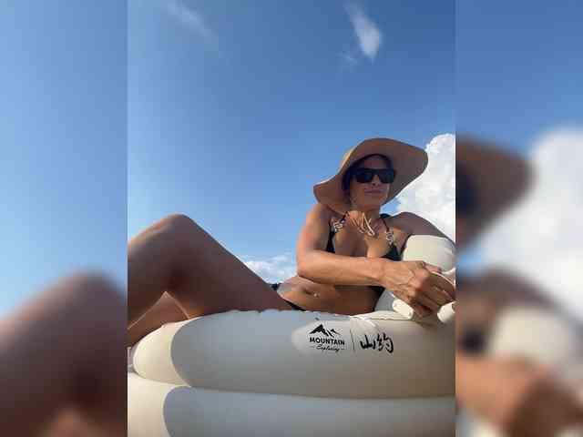 Lovelygirls1 webcam