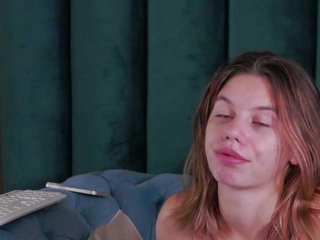 LeiaHux live webcam show