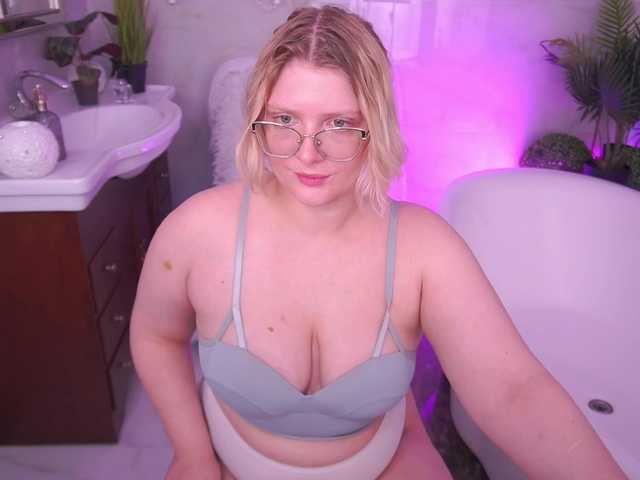 KiraKolobok live cam on BongaCams