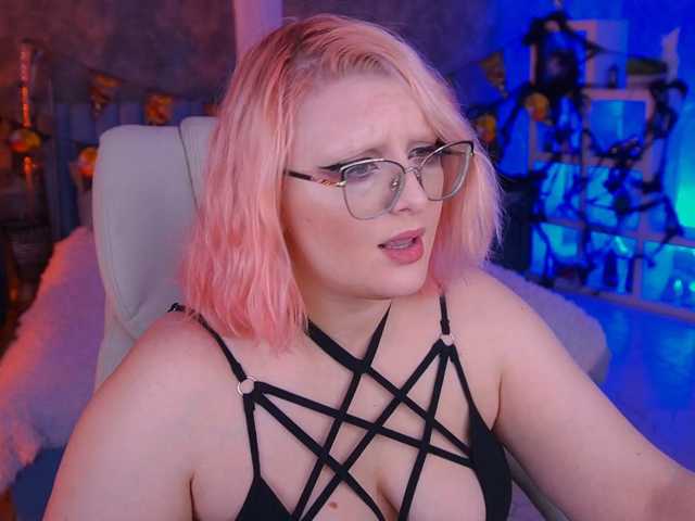 le modèle KiraKolobok est en webcam porno dans un show sur le site bongacams, il possède les tags suivants: White/Caucasian,Blonde,Hairy
