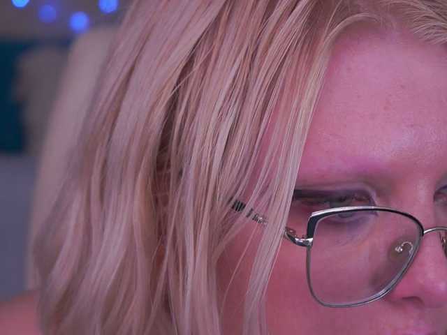 KiraKolobok live cam on BongaCams