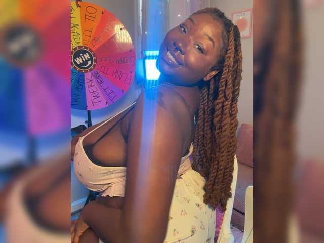Strawhatlei live cam on BongaCams