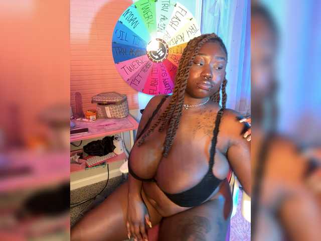 Strawhatlei Live Cam on BongaCams