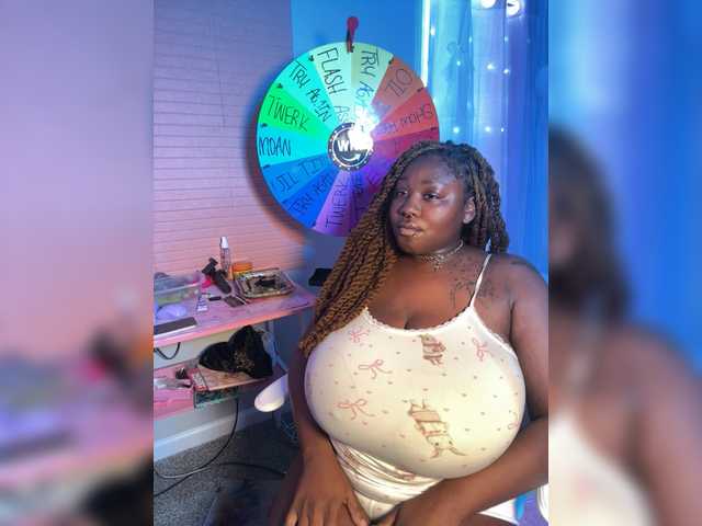 Strawhatlei live cam on BongaCams
