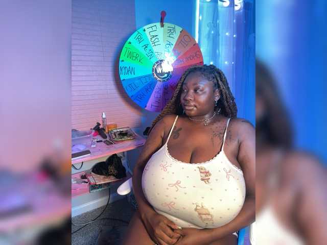 Strawhatlei live cam on BongaCams
