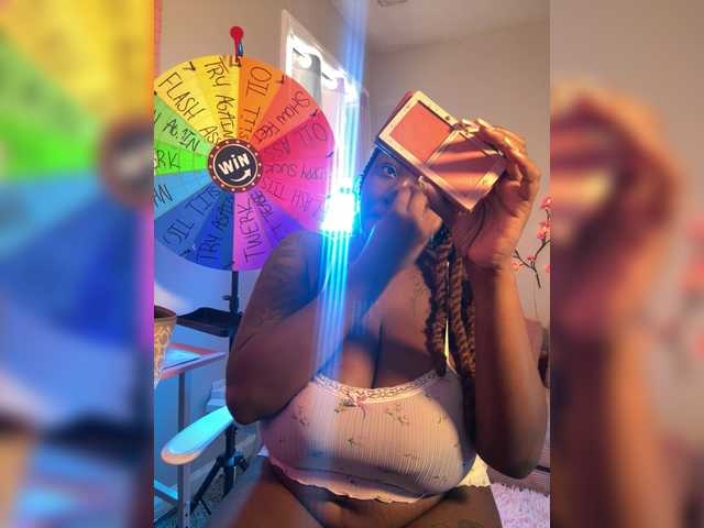 Strawhatlei Live Cam on BongaCams