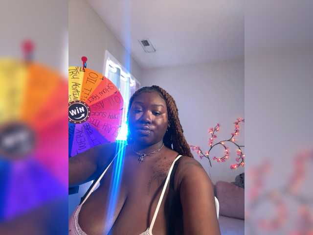 Strawhatlei live cam on BongaCams