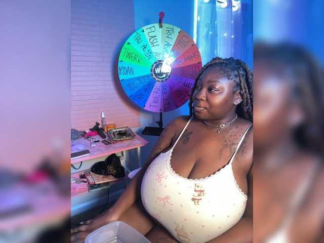Strawhatlei live cam on BongaCams