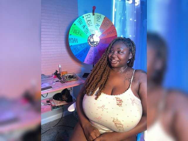 Strawhatlei live cam on BongaCams