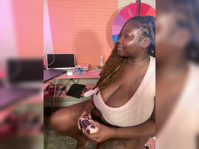 Strawhatlei live cam on BongaCams