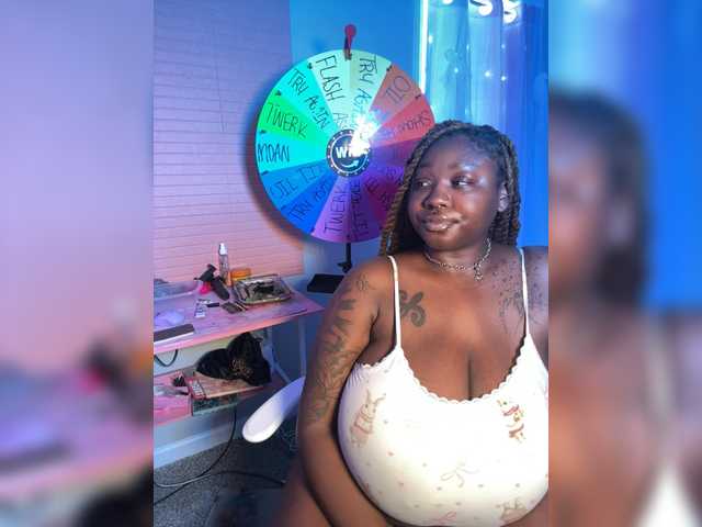 Strawhatlei live cam on BongaCams