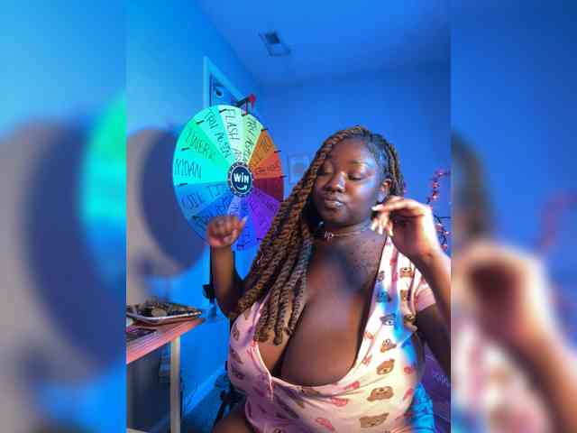 Strawhatlei Live Webcam on BongaCams