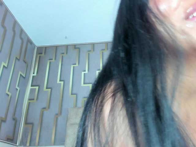 luna-maison live cam on BongaCams