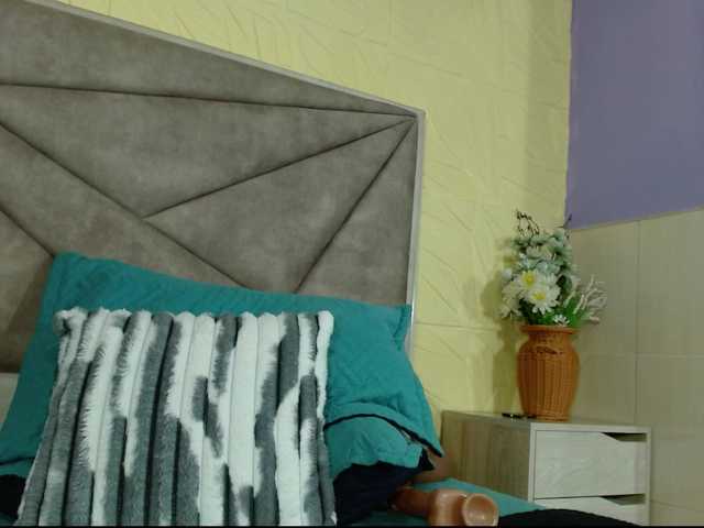 luna-maison live cam on BongaCams