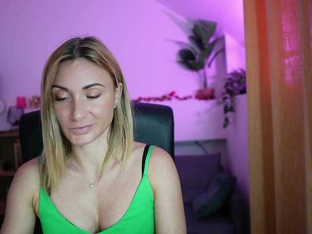 Cumwithsarah live cam on BongaCams