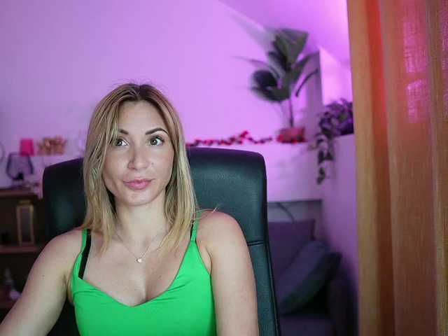 Cumwithsarah live cam on BongaCams