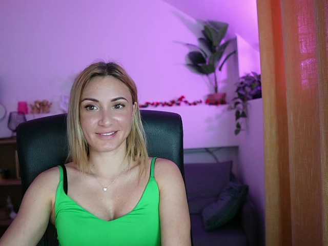Cumwithsarah live cam on BongaCams
