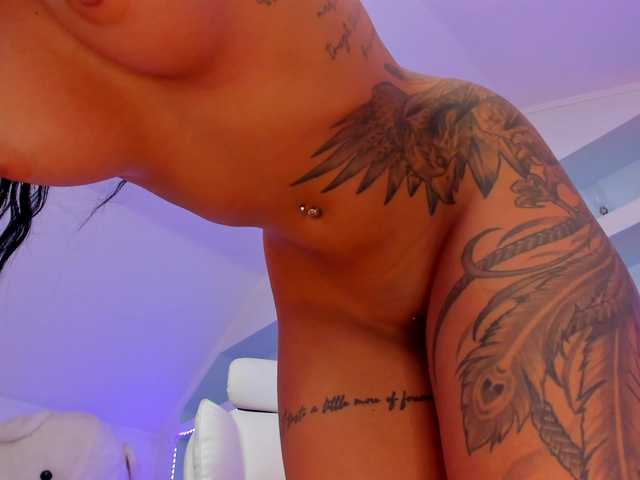 le modèle TouchMyTattoo est en webcam porno dans un show sur le site bongacams, il possède les tags suivants: White/Caucasian,Brunette,Shaved