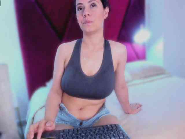 CamiilaSweet webcam