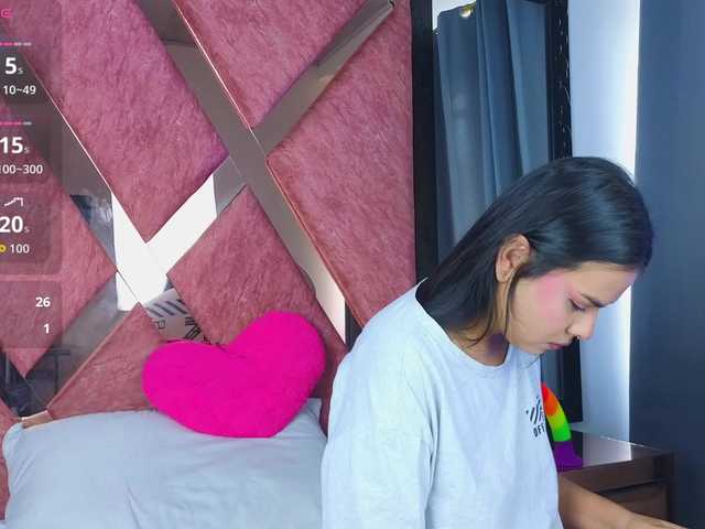 Emma-Revees live cam on BongaCams