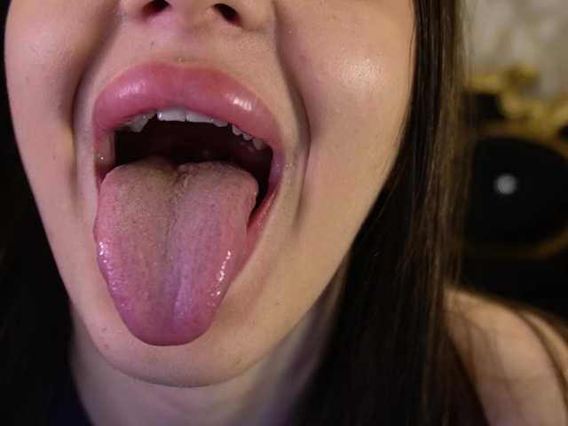 AlesiaDessmond live cam on BongaCams