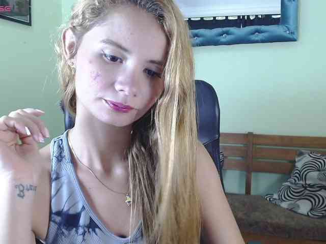 VictoriaJones- webcam