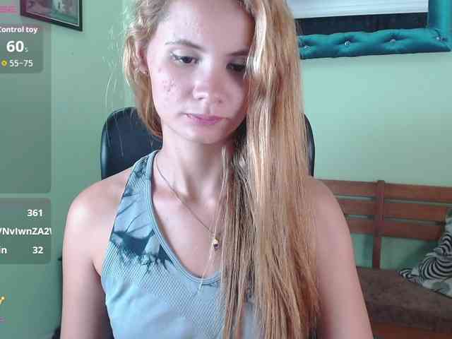 VictoriaJones- webcam