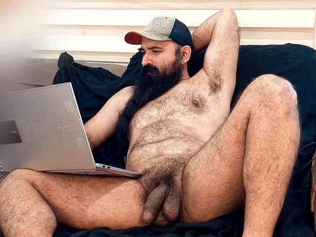 Bearded-Smoker Sex Cam Show