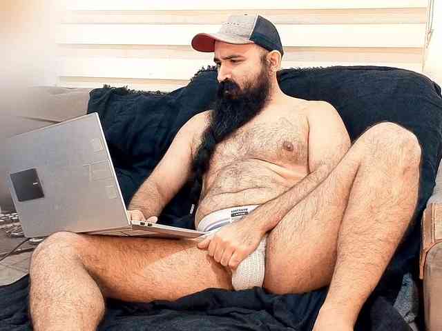 Bearded-Smoker Sex Cam Show