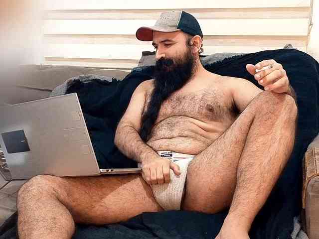 Bearded-Smoker Sex Cam Show