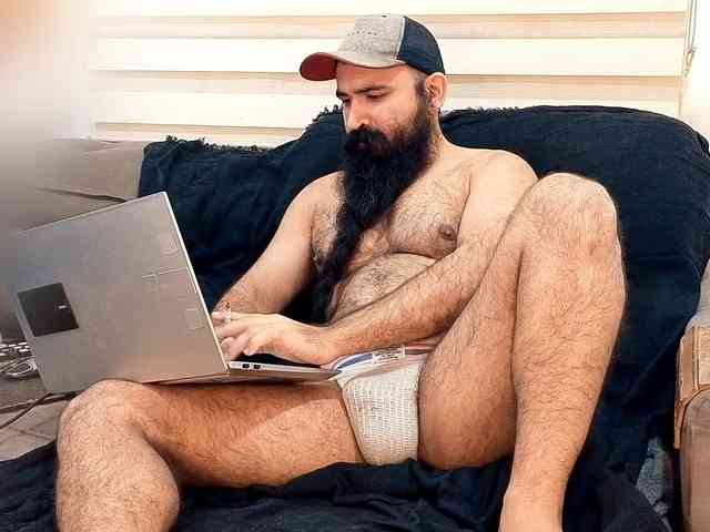 Bearded-Smoker Sex Cam Show