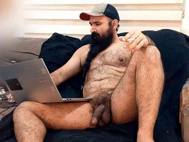 Bearded-Smoker Sex Cam Show