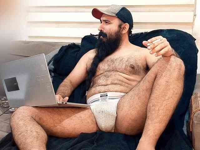 Bearded-Smoker Sex Cam Show