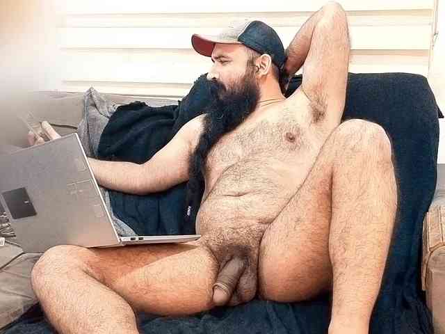 Bearded-Smoker Sex Cam Show