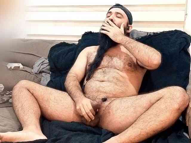 Bearded-Smoker Sex Cam Show