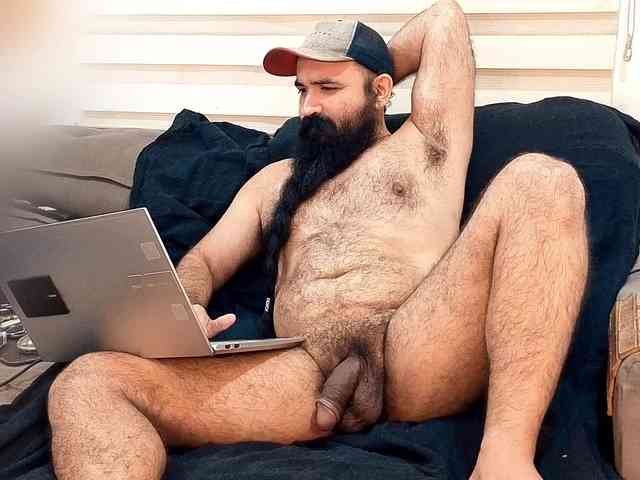 Bearded-Smoker Sex Cam Show
