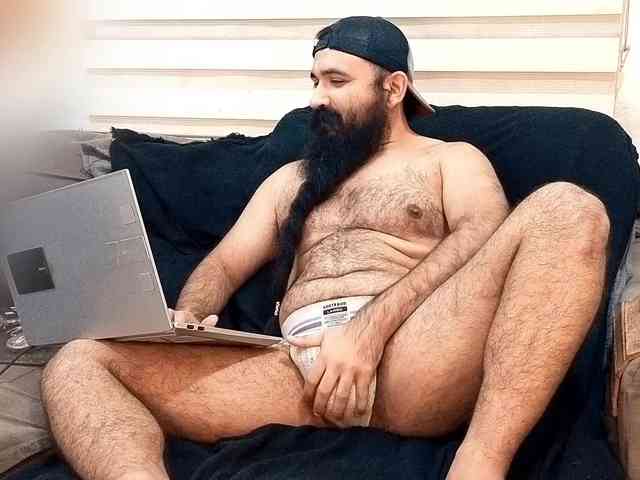 Bearded-Smoker Sex Cam Show