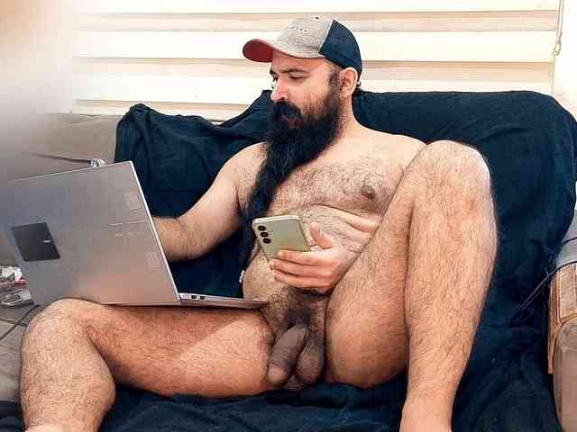 Bearded-Smoker Sex Cam Show