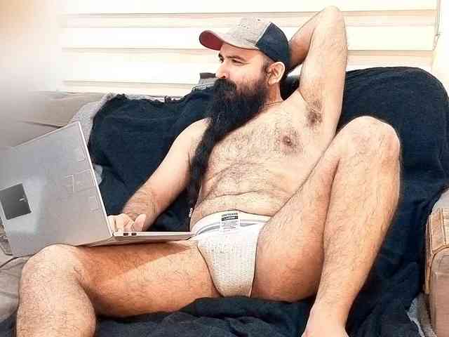 Bearded-Smoker Sex Cam Show