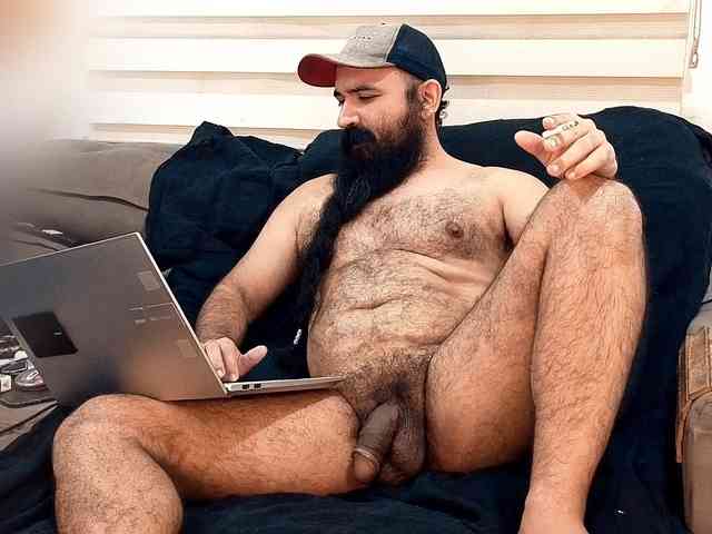 Bearded-Smoker Sex Cam Show