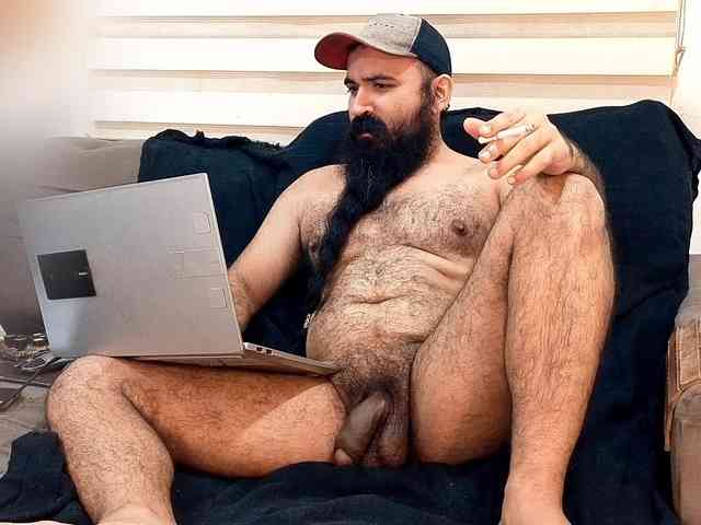 Bearded-Smoker Sex Cam Show