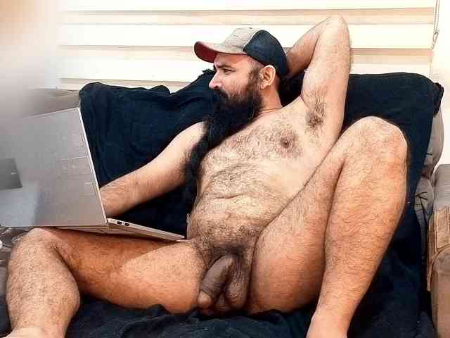 Bearded-Smoker Sex Cam Show