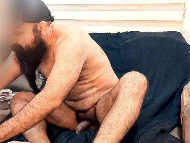 Bearded-Smoker Sex Cam Show