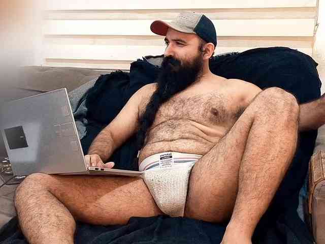 Bearded-Smoker Sex Cam Show